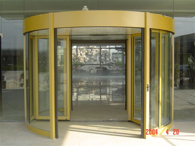 两翼旋�{�? width=